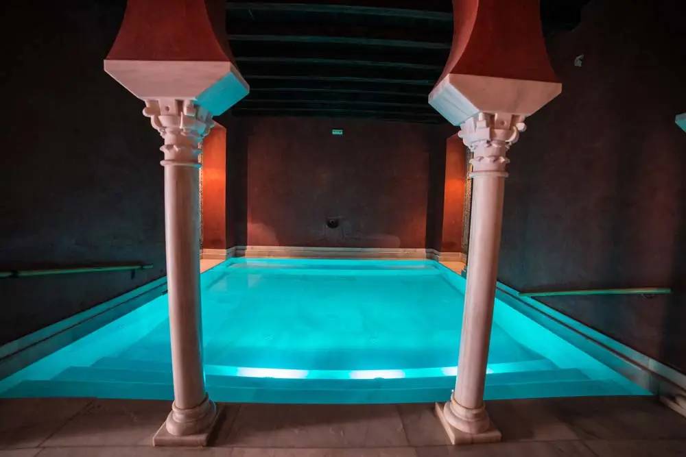 Piscina templada por la noche