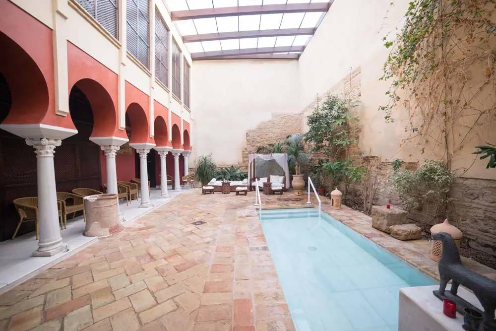 Patio interior con luz natural