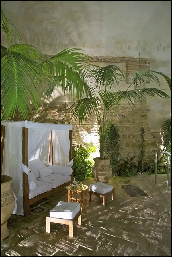 Exterior de baños árabes iluminado por la noche