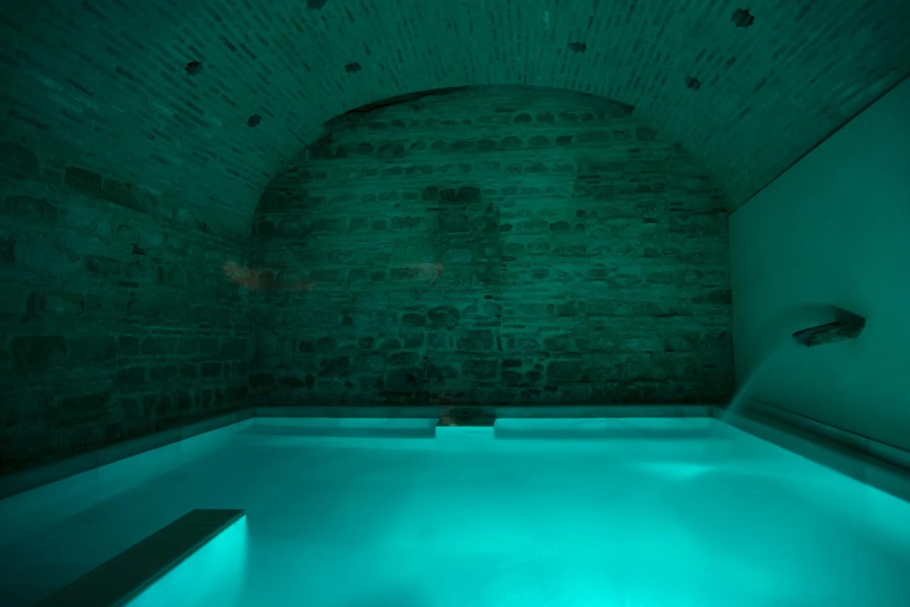 Bóveda con piscina turquesa vista frontal