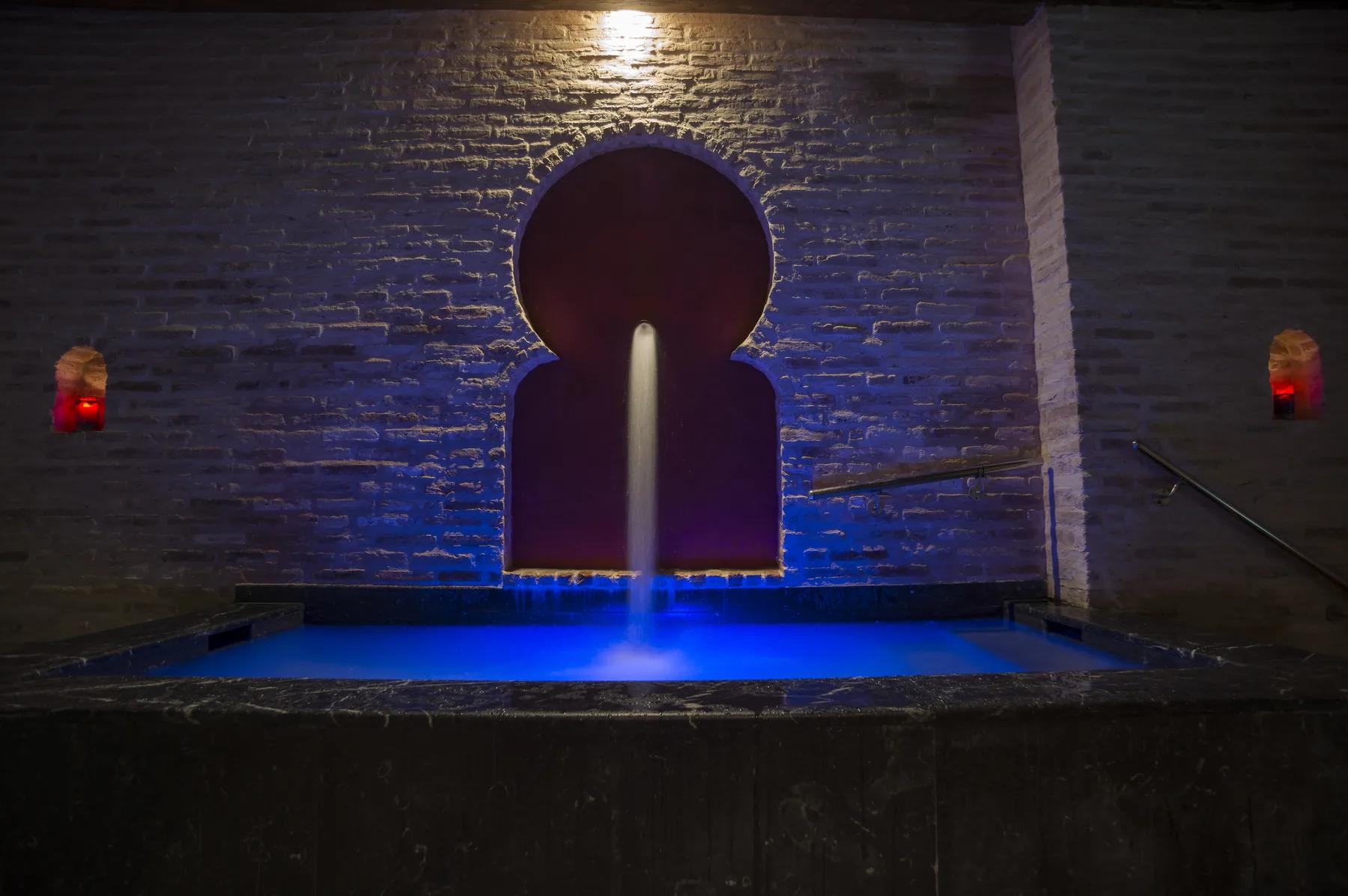 Cascada de agua azul ultramarina sobre arco de herradura