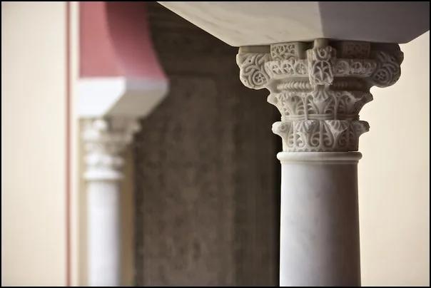 Detalle de capitel cordobés en mármol blanco