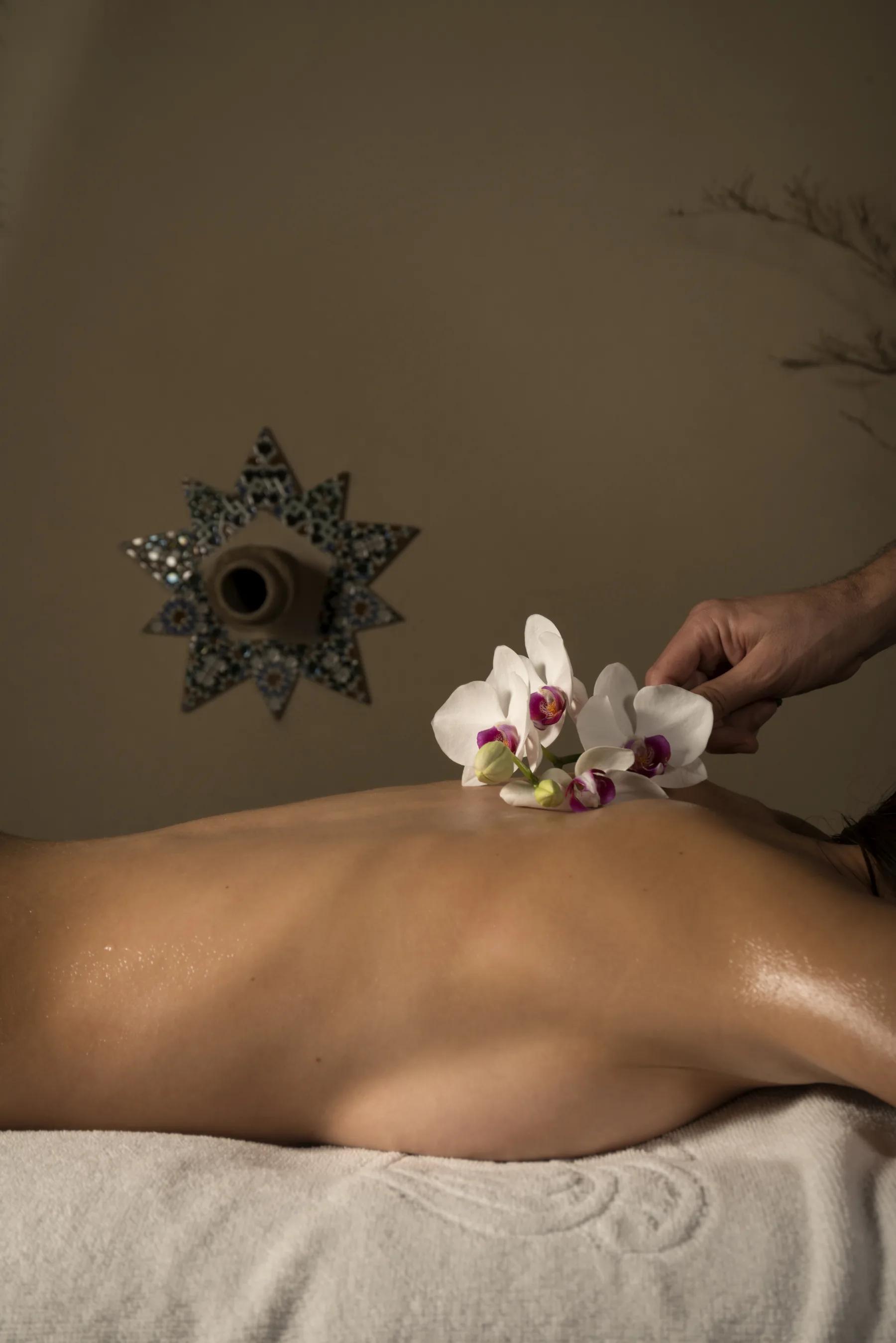 Masaje relajante con orquídeas blancas y aceites esenciales