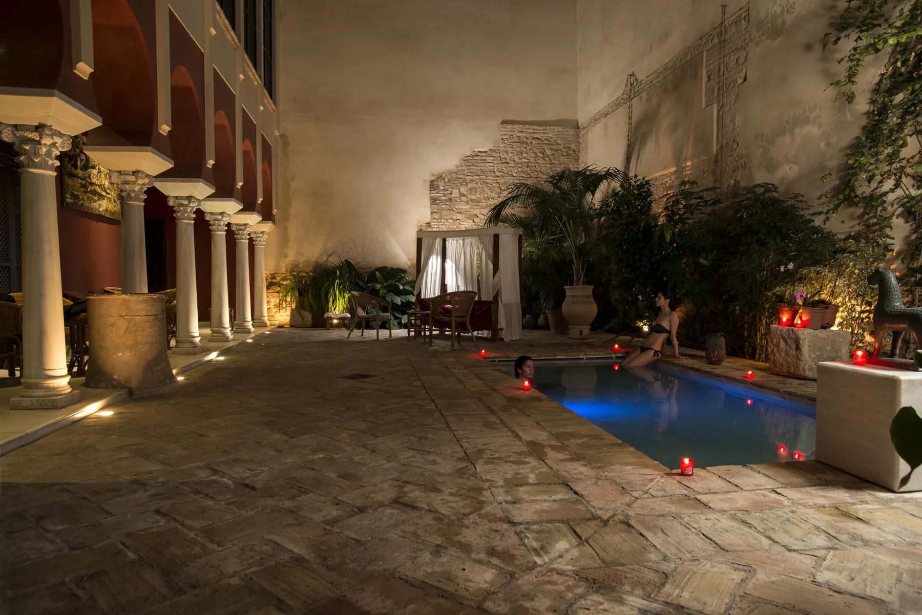 Patio interior con piscina y mobiliario clásico