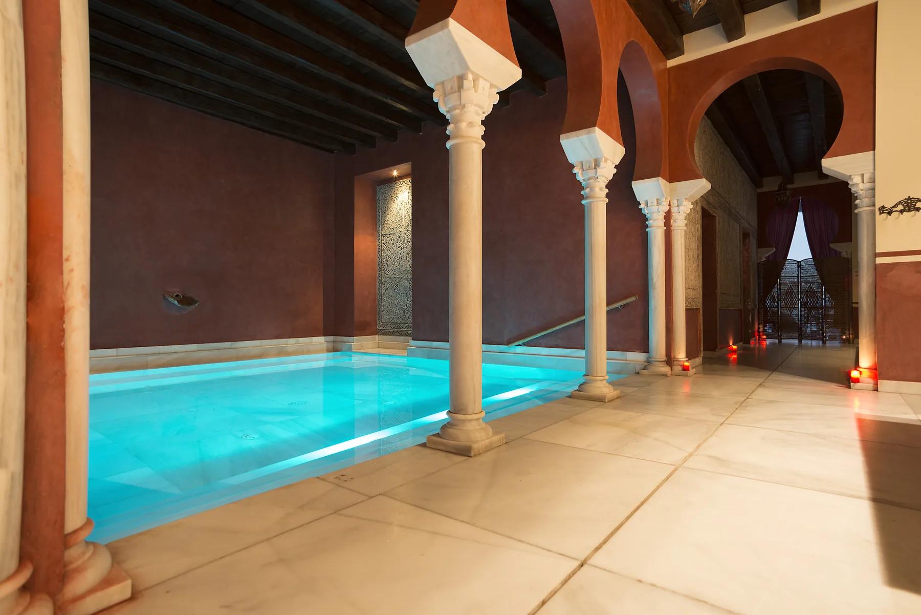 Patio interior con piscina y velas