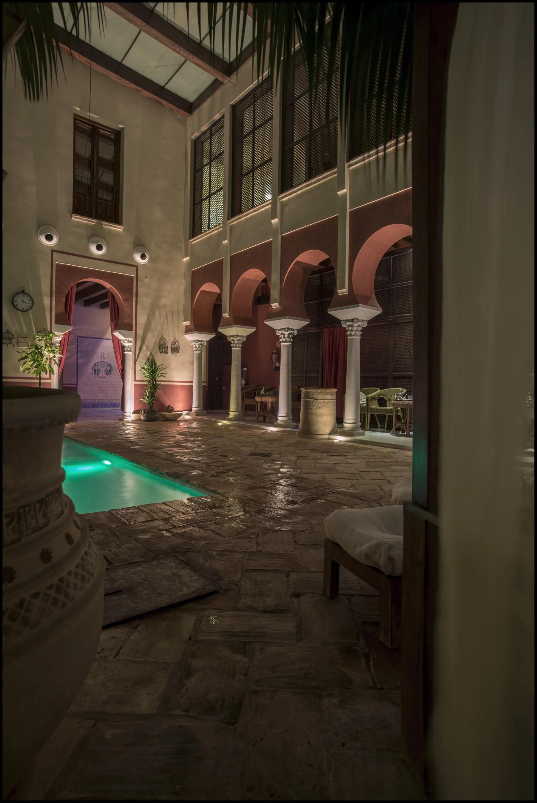 Patio nocturno vertical con baldaquino y jarrón tallado