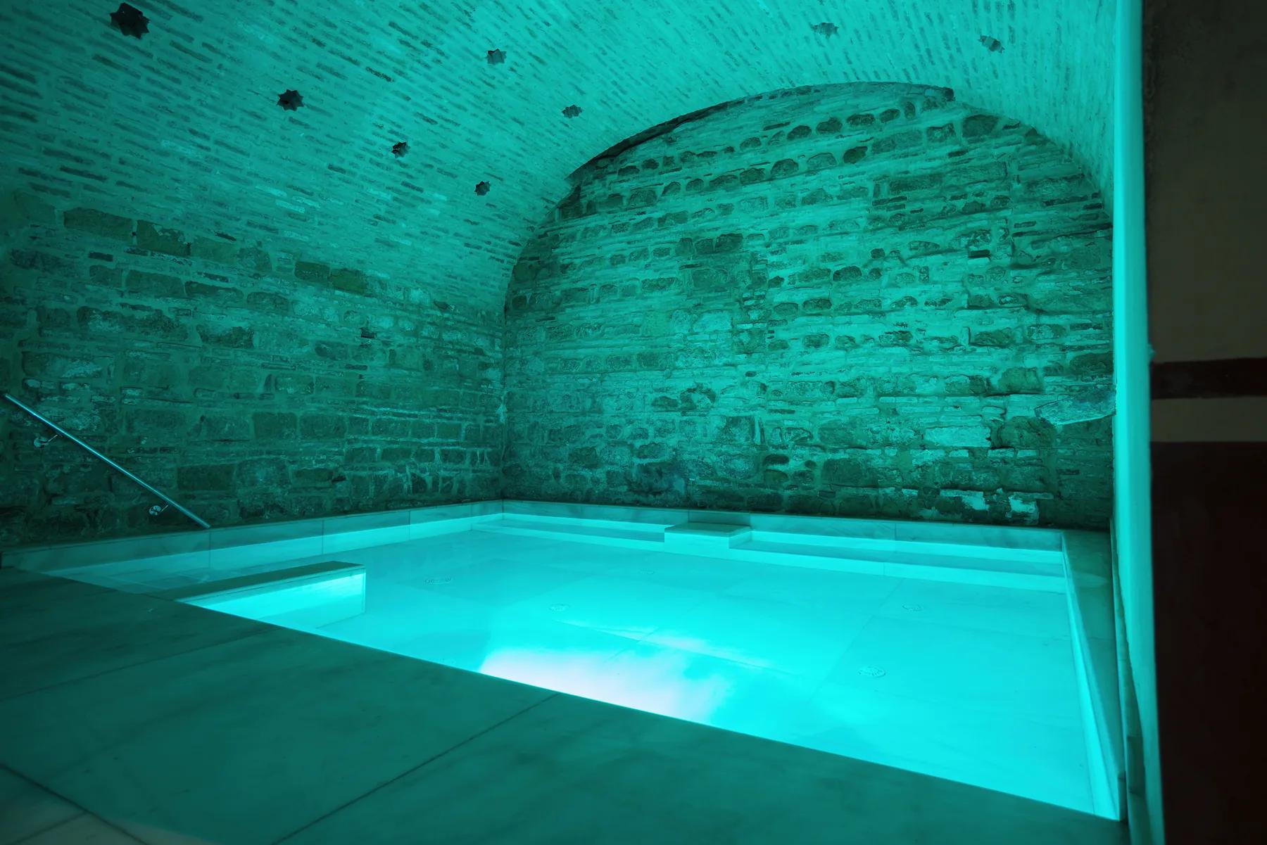Piscina fría bajo bóveda con tragaluces