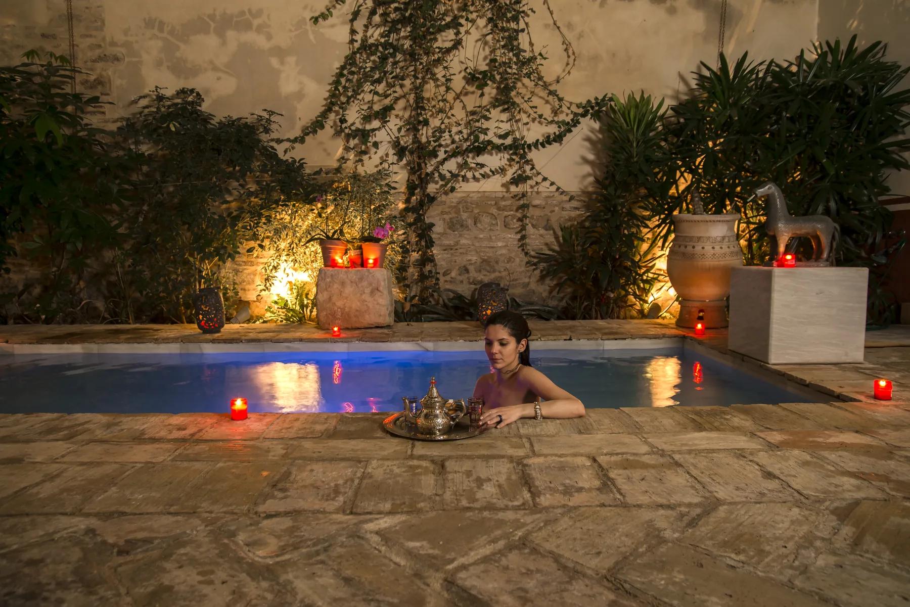 Servicio de té marroquí junto a la piscina