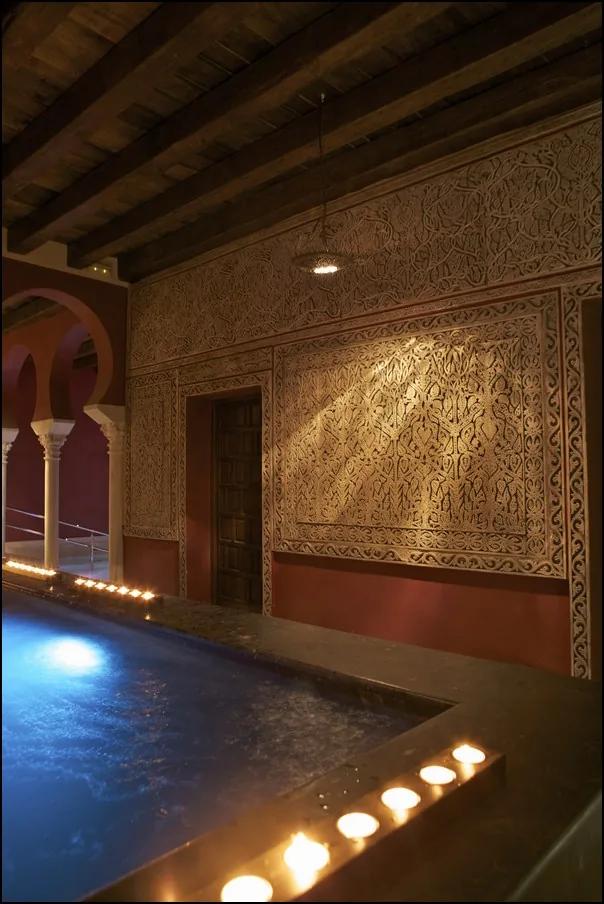 Pared de yesería labrada con velas en la piscina