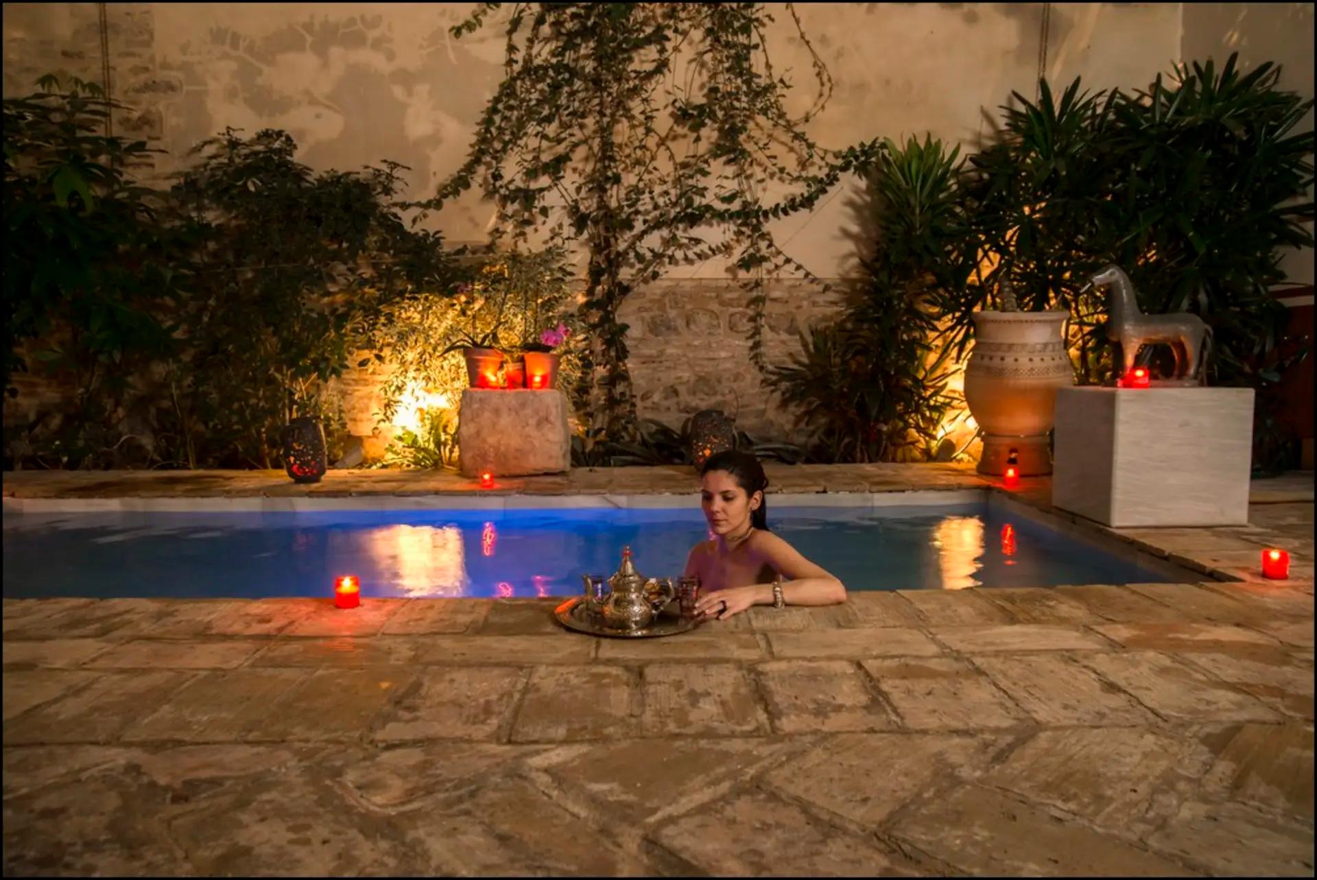 Relajación en la piscina de los Baños Árabes de Córdoba
