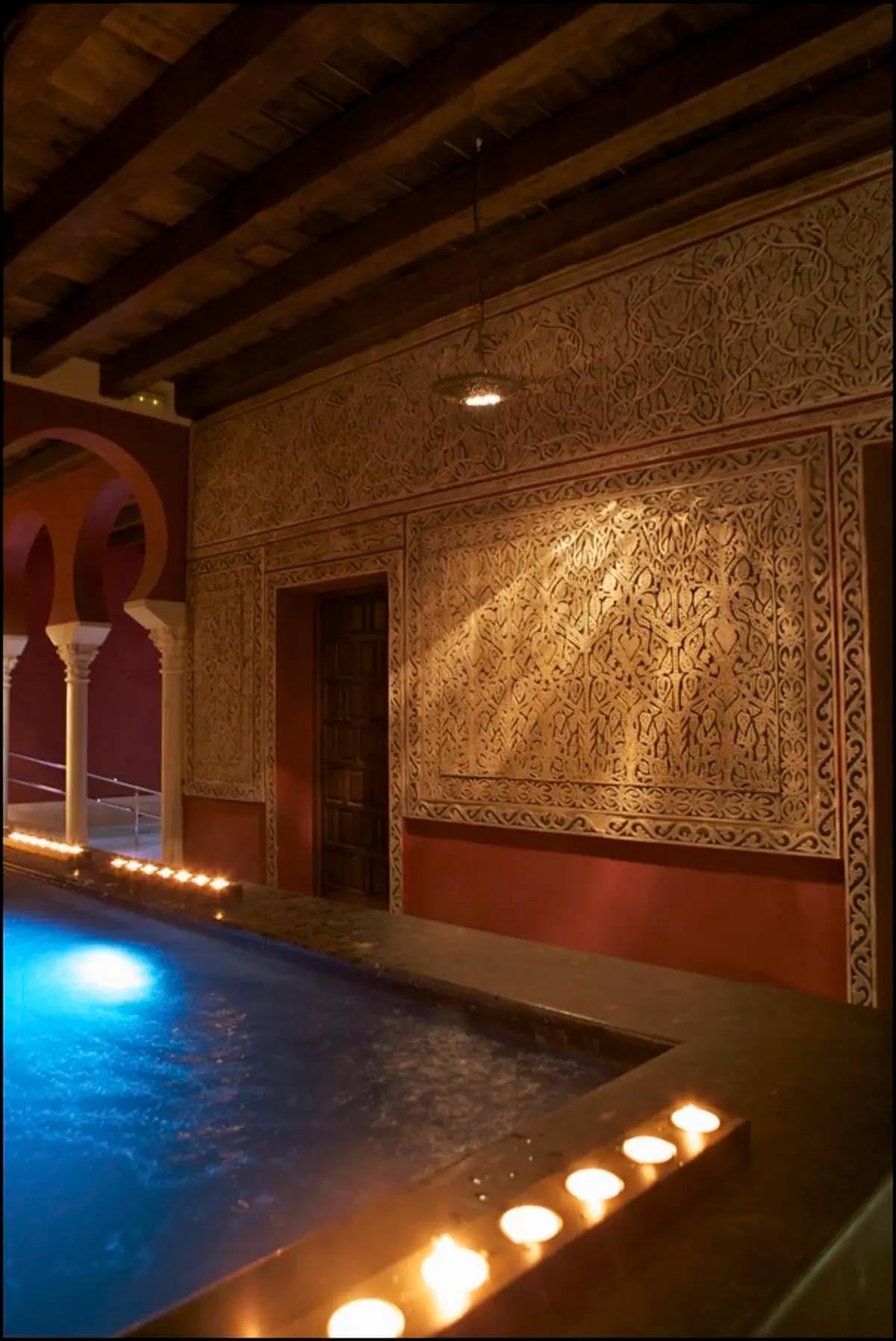 Piscina interior con decoración de ataurique y velas