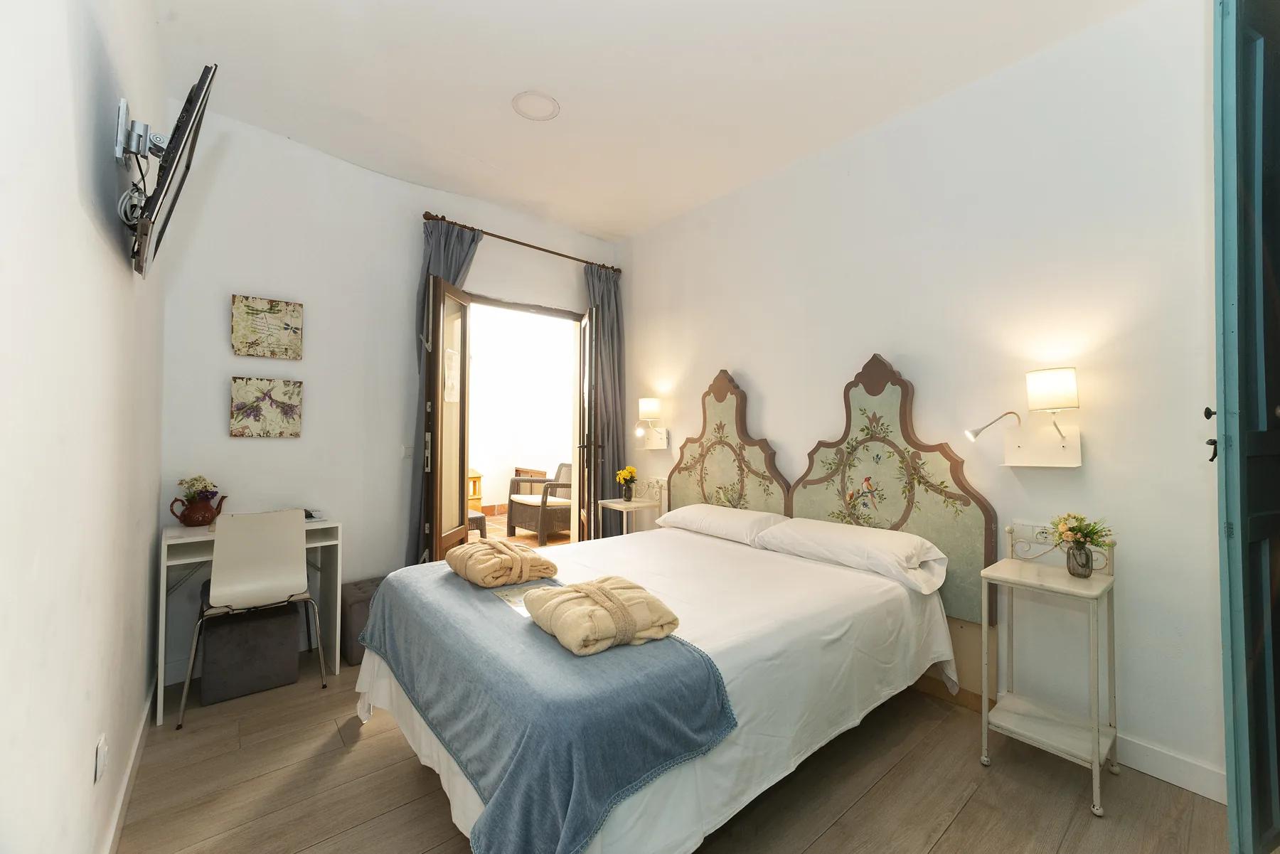 Habitación con cabecero pintado a mano con motivos de aves