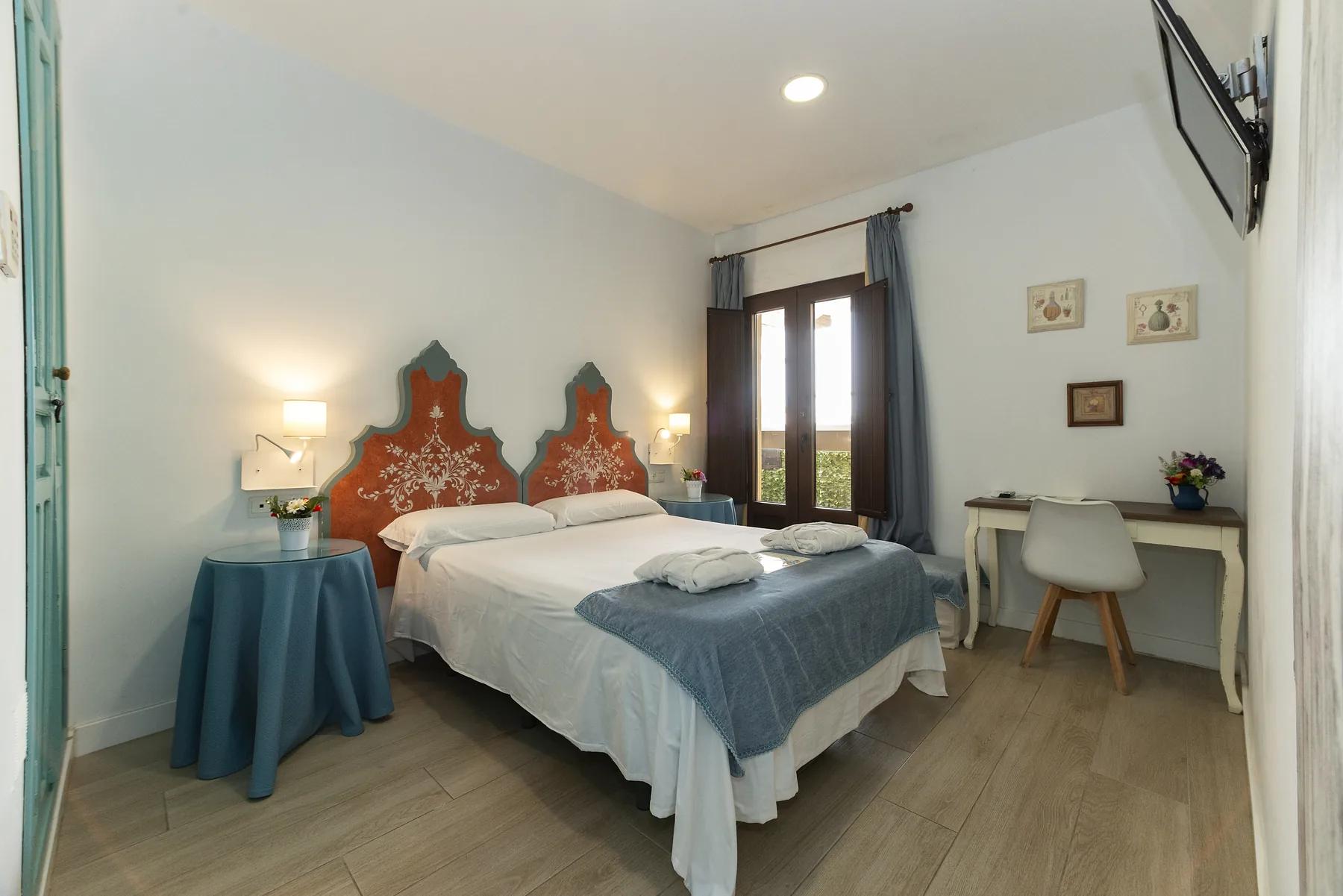 Habitación con cabecero granate vista frontal