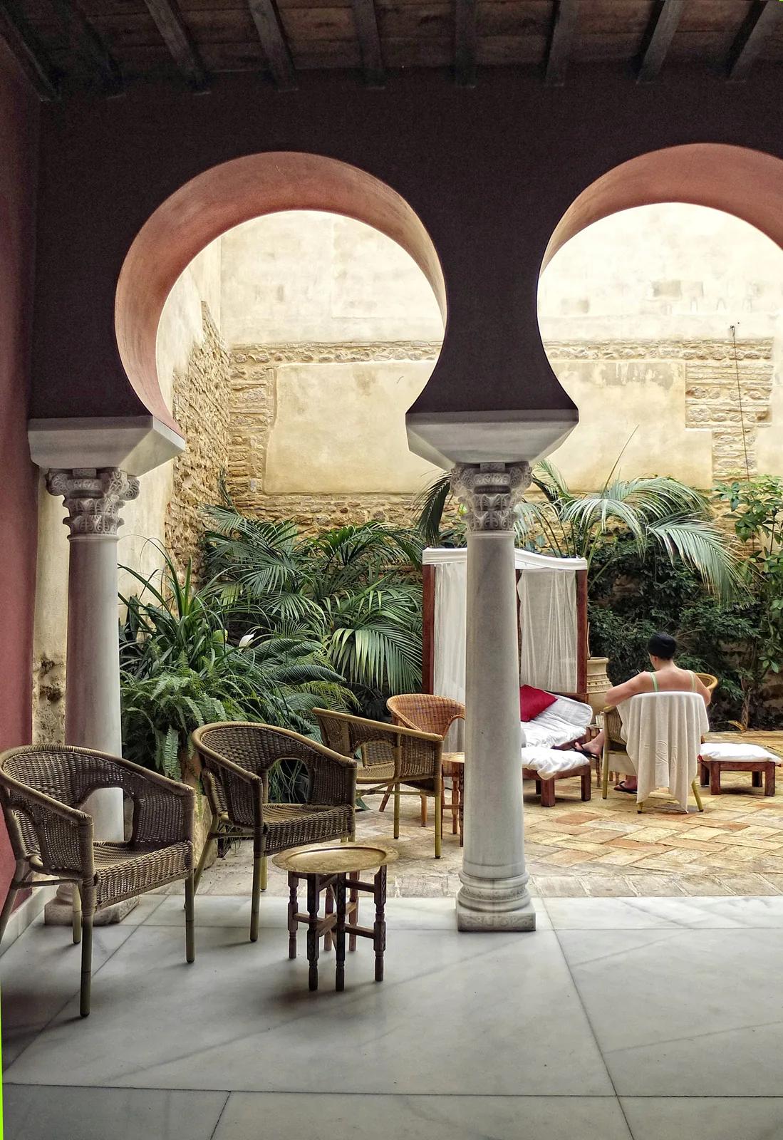 Patio interior con arcos de herradura y jardín tropical