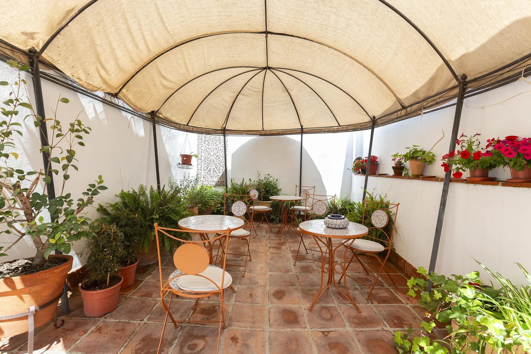 Patio interior con toldo y cúpula andalusí