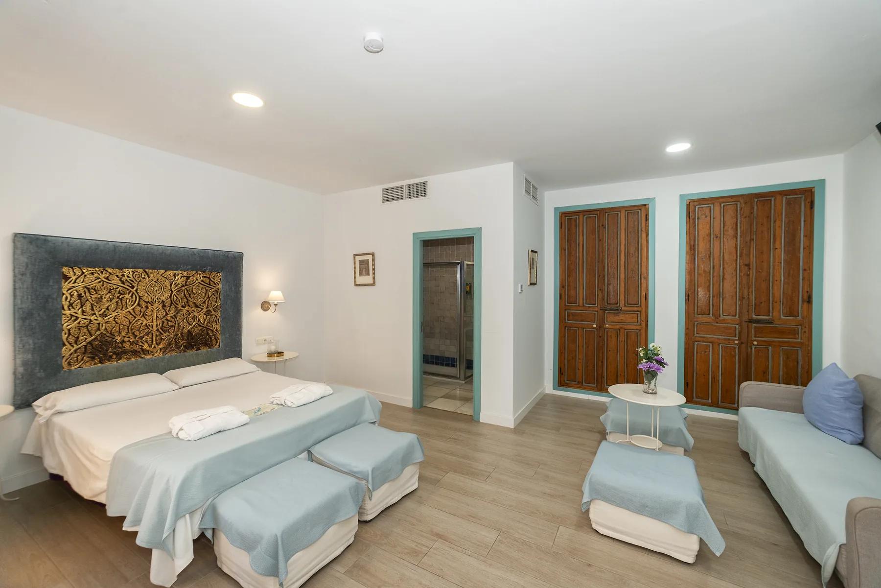 Suite con vista al balcón y zona de descanso