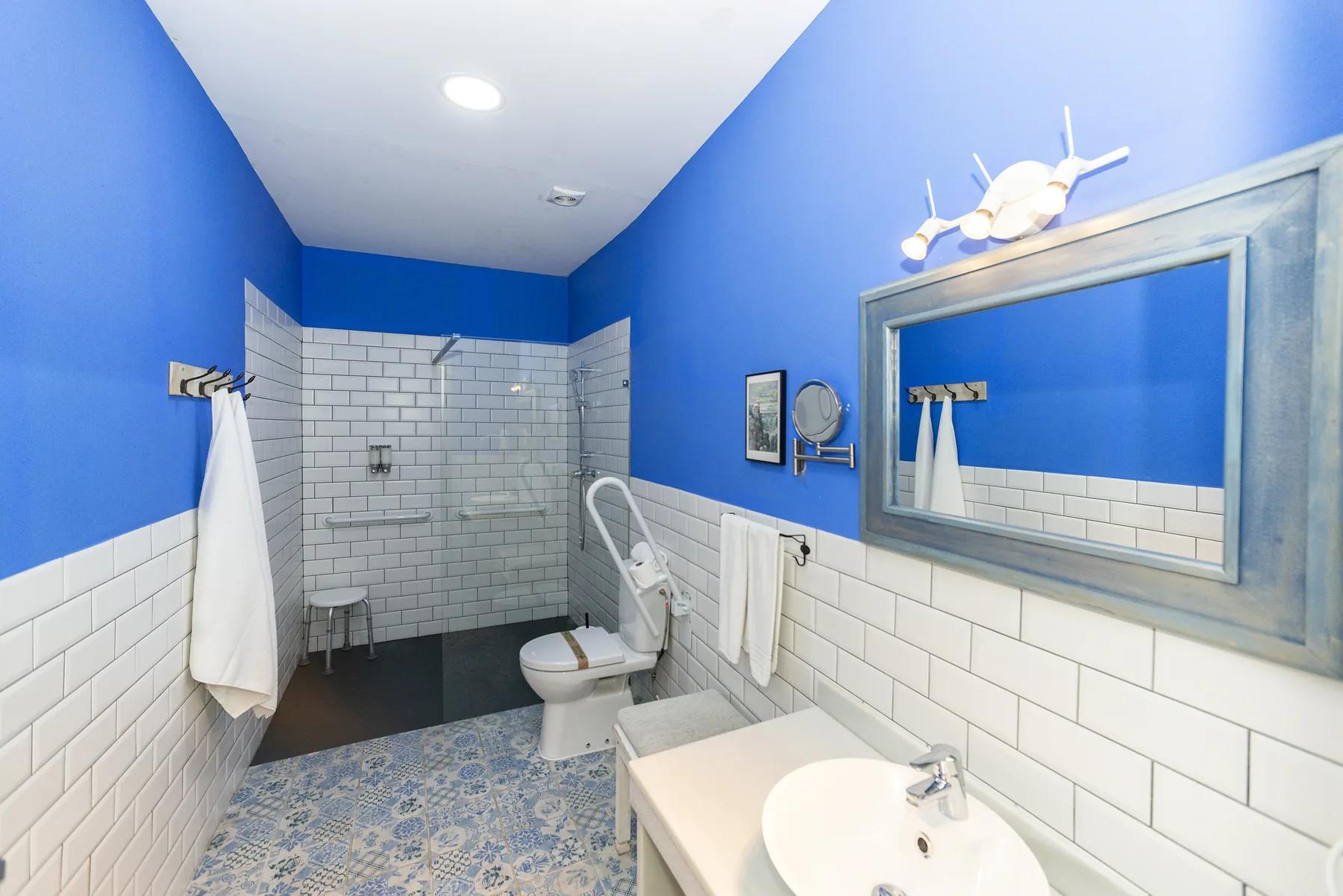 Baño de la hospedería en tonos azules
