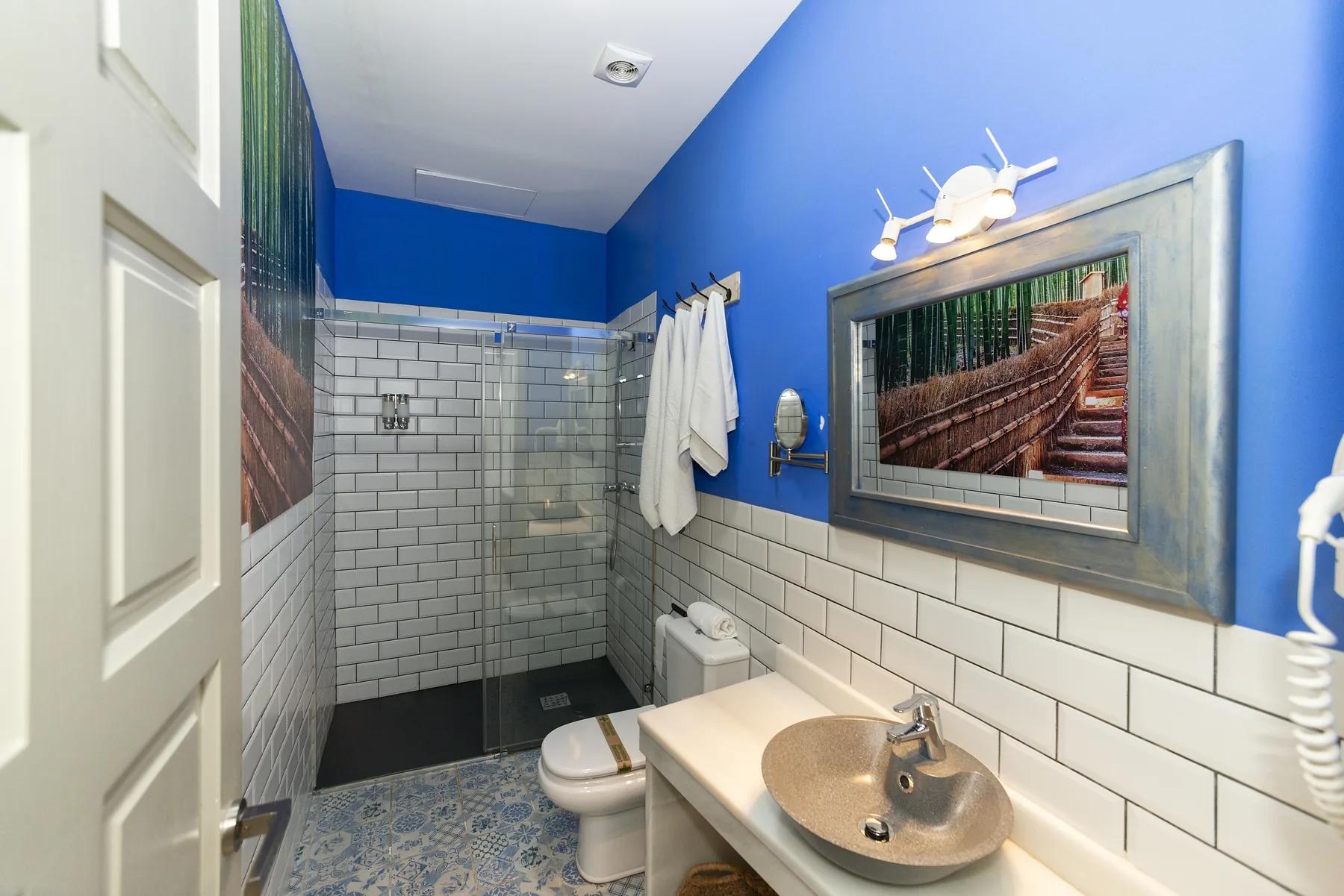Baño de la hospedería con detalles de bambú