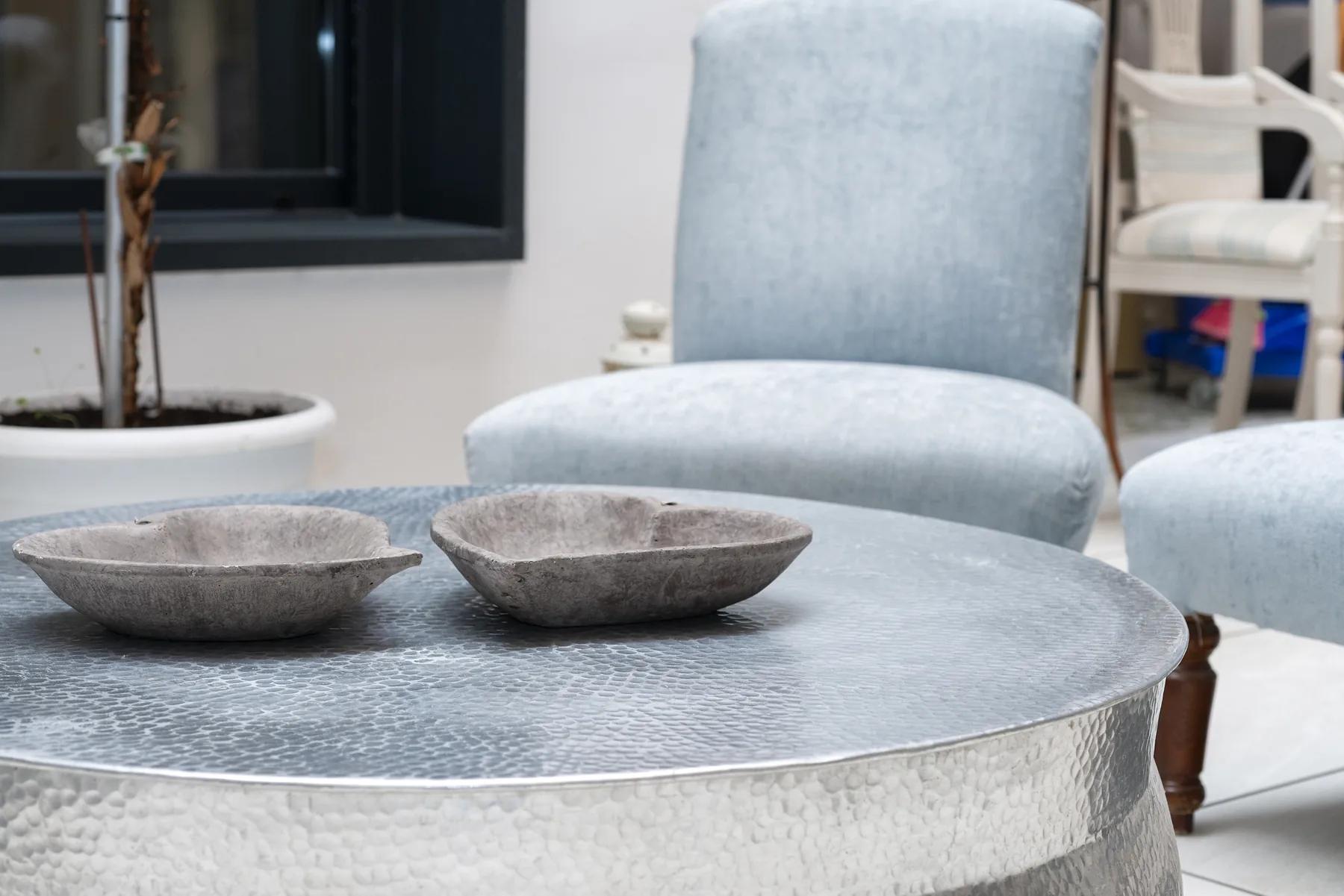 Detalle de mesa con objetos decorativos