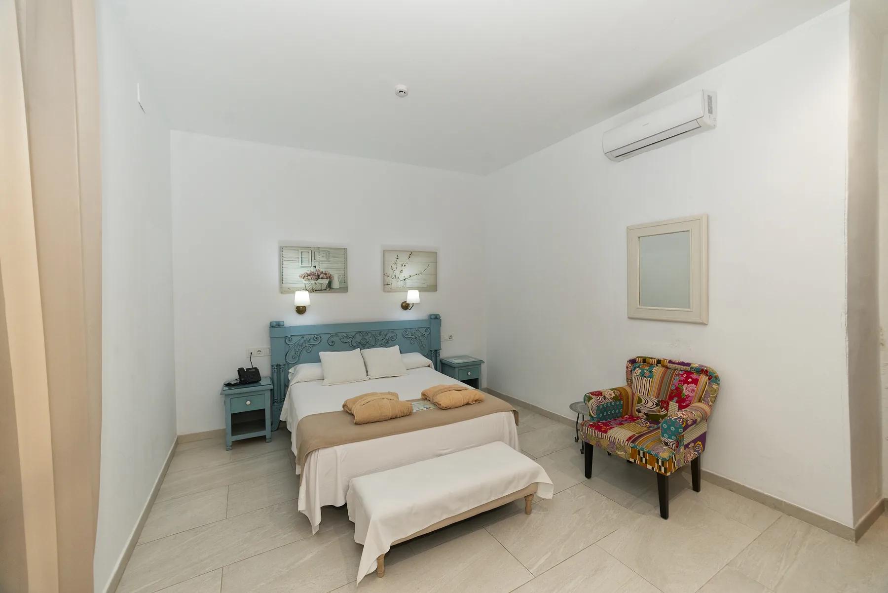 Habitación con cabecero tallado en azul