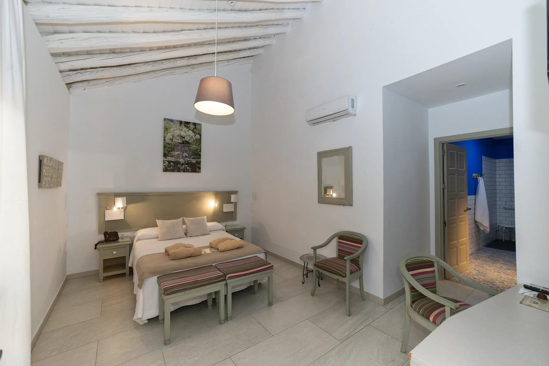 Habitación buhardilla con vigas blancas