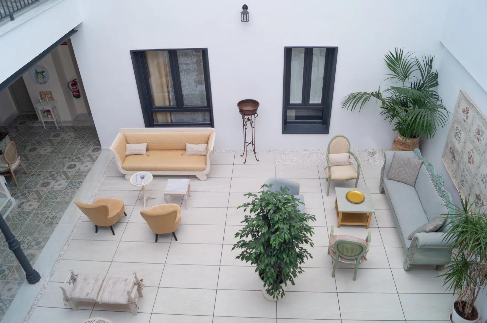 Patio interior con luz cenital