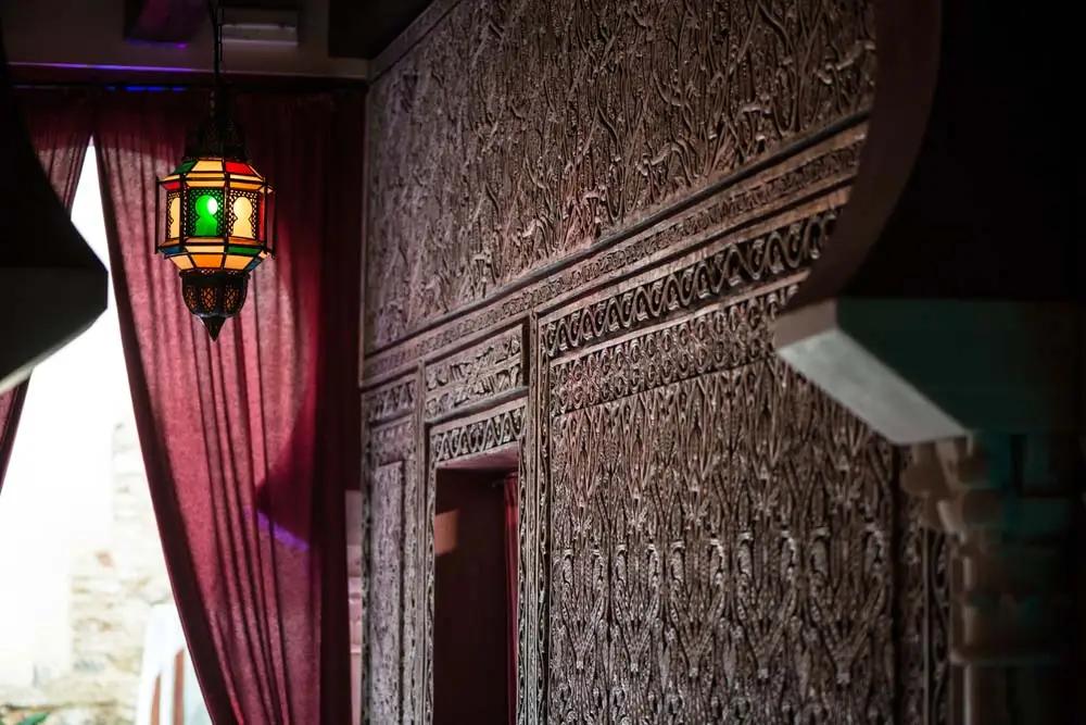 Arcos califales de piedra y columnas originales