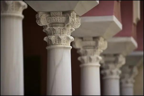 Columnas y arcos de piedra