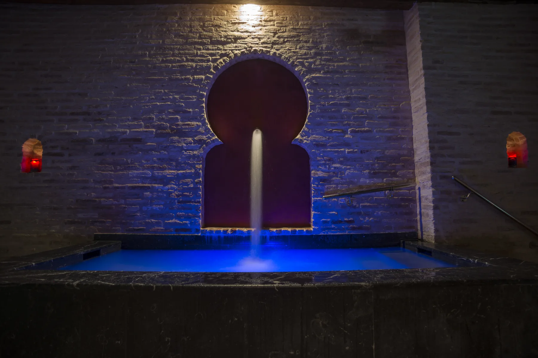 Cascada de agua azul ultramarina sobre arco de herradura