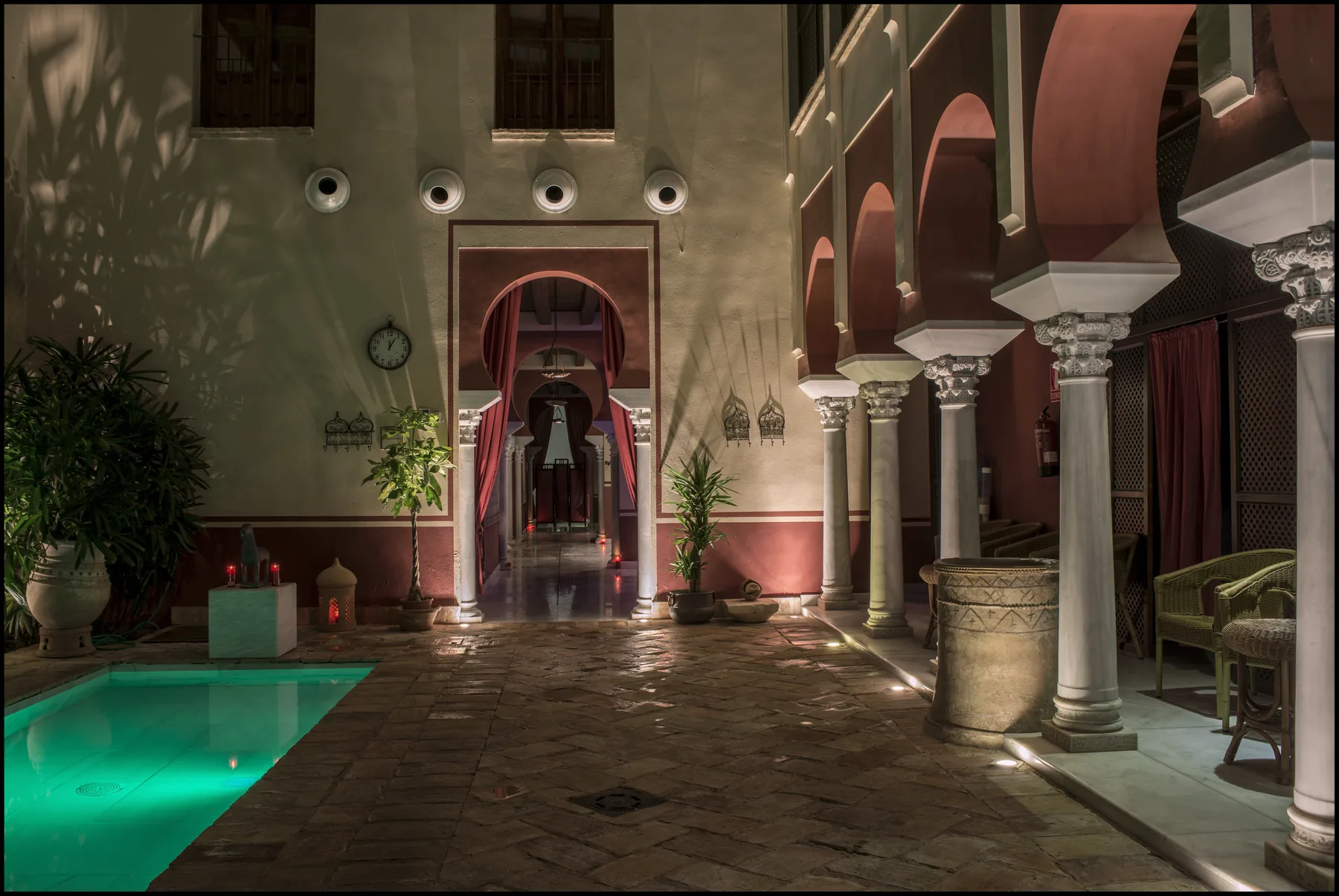 Vista panorámica del patio principal nocturno con columnata